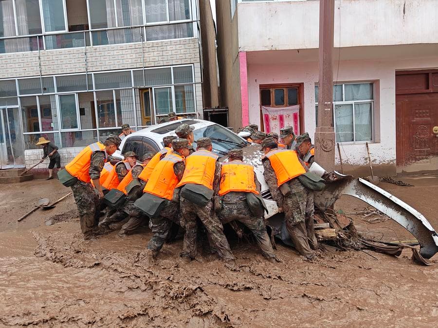 จนท.กู้ภัยเร่งช่วยเหลือพื้นที่ประสบภัย 'น้ำป่าไหลหลาก' ในกานซู่