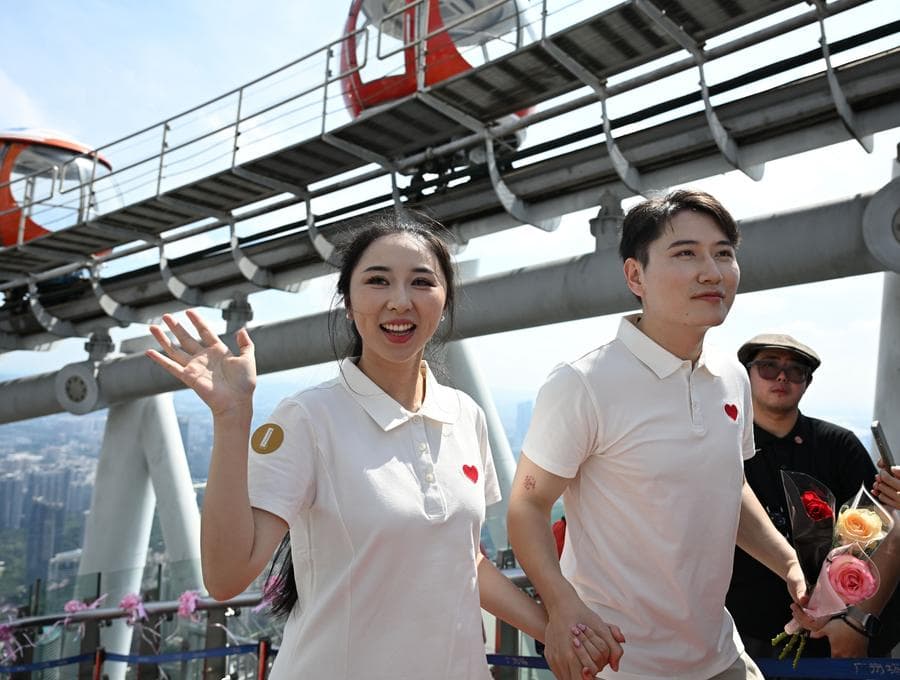 บ่าวสาว 15 คู่จูงมือร่วมพิธี 'วิวาห์หมู่' บนหอคอยกว่างโจว