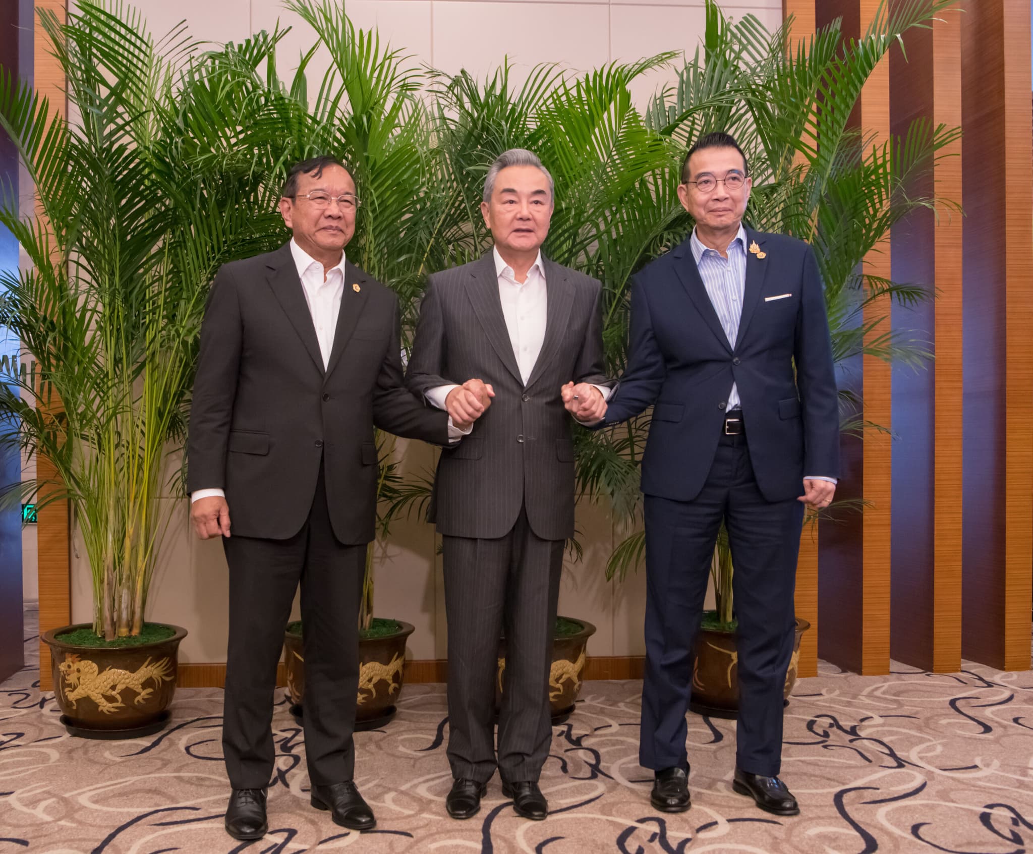 รมว.กต.จีน-กัมพูชา-ไทย เห็นพ้องเร่งฟื้นฟูการแลกเปลี่ยนระหว่างกัมพูชา-ไทย