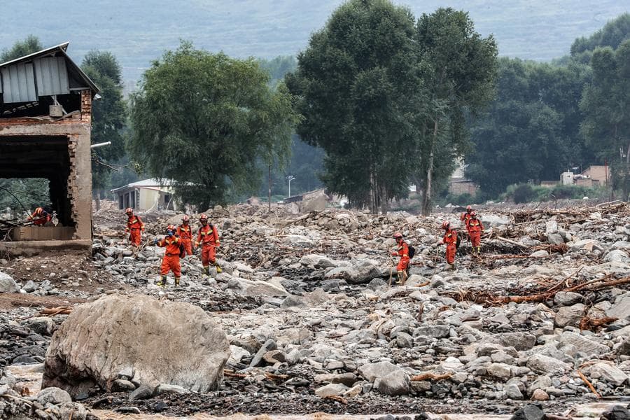 ยอดดับเหตุ 'น้ำป่า' ในกานซู่แตะ 13 ราย ชาวบ้านเห็น 'หินก้อนเท่าเตียง' ไหลตามน้ำ