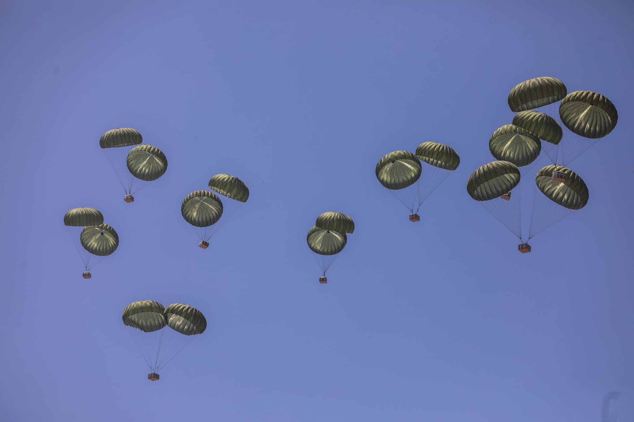 อิสราเอลเผย 7 ประเทศ 'ปล่อยร่มส่งของ' กว่า 120 ชุดสู่กาซา