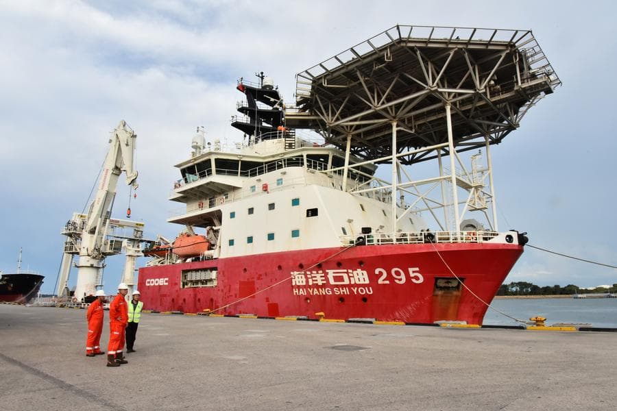 เรือขุดฝีมือจีน ทำภารกิจในบรูไน จุดเด่นลานจอดฮ.-เครนยักษ์