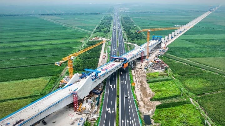 โครงการสะพานม้าเหล็กเร็วสูงในซานตง เชื่อมคานต่อเนื่องเหนือทางด่วนสำเร็จ
