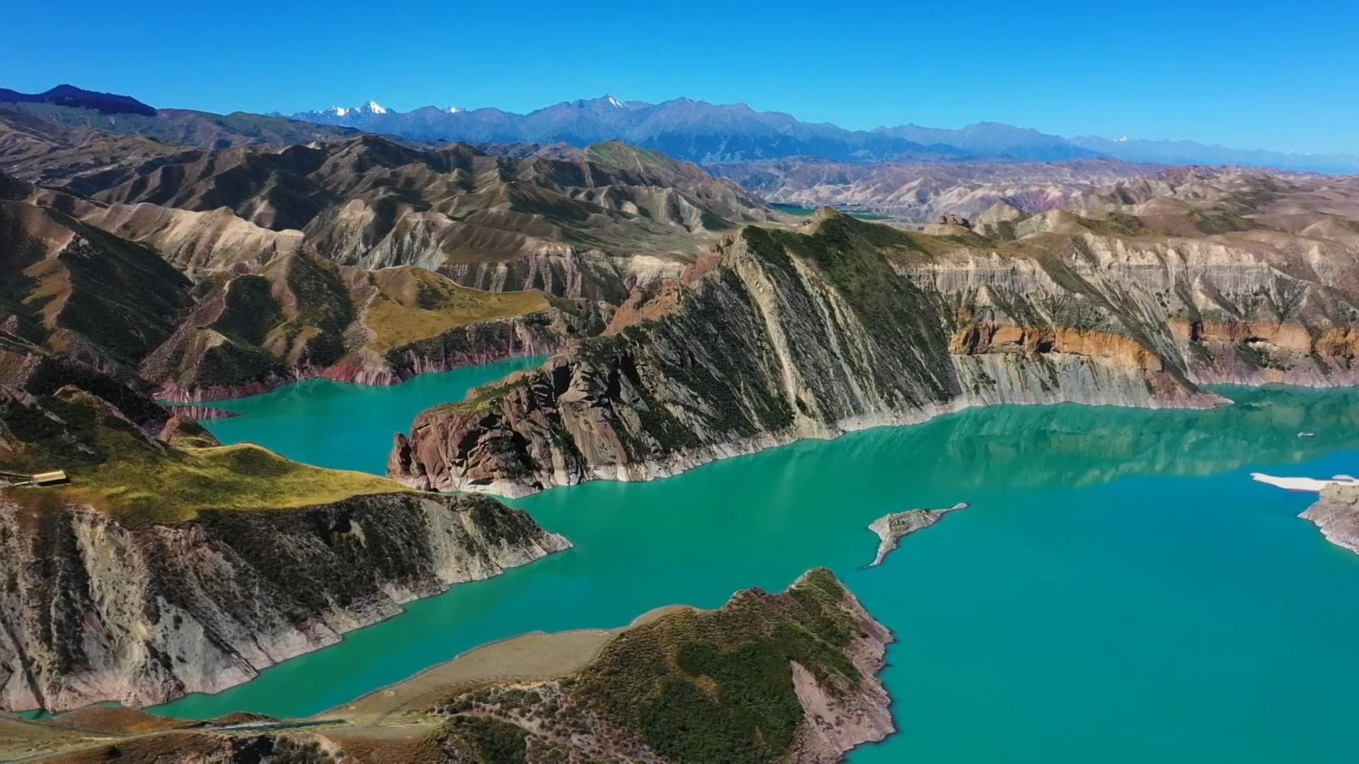 โบยบินชมภูมิลักษณ์ 'หย่าตัน' โอบทะเสสาบสีมรกตในซินเจียง