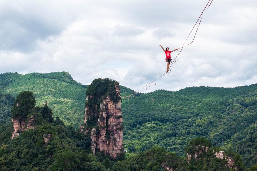 ชิงชัย 'ราชาไต่เชือก' ความสูง 1,000 ม. กลางวิวสวยในจางเจียเจี้ย