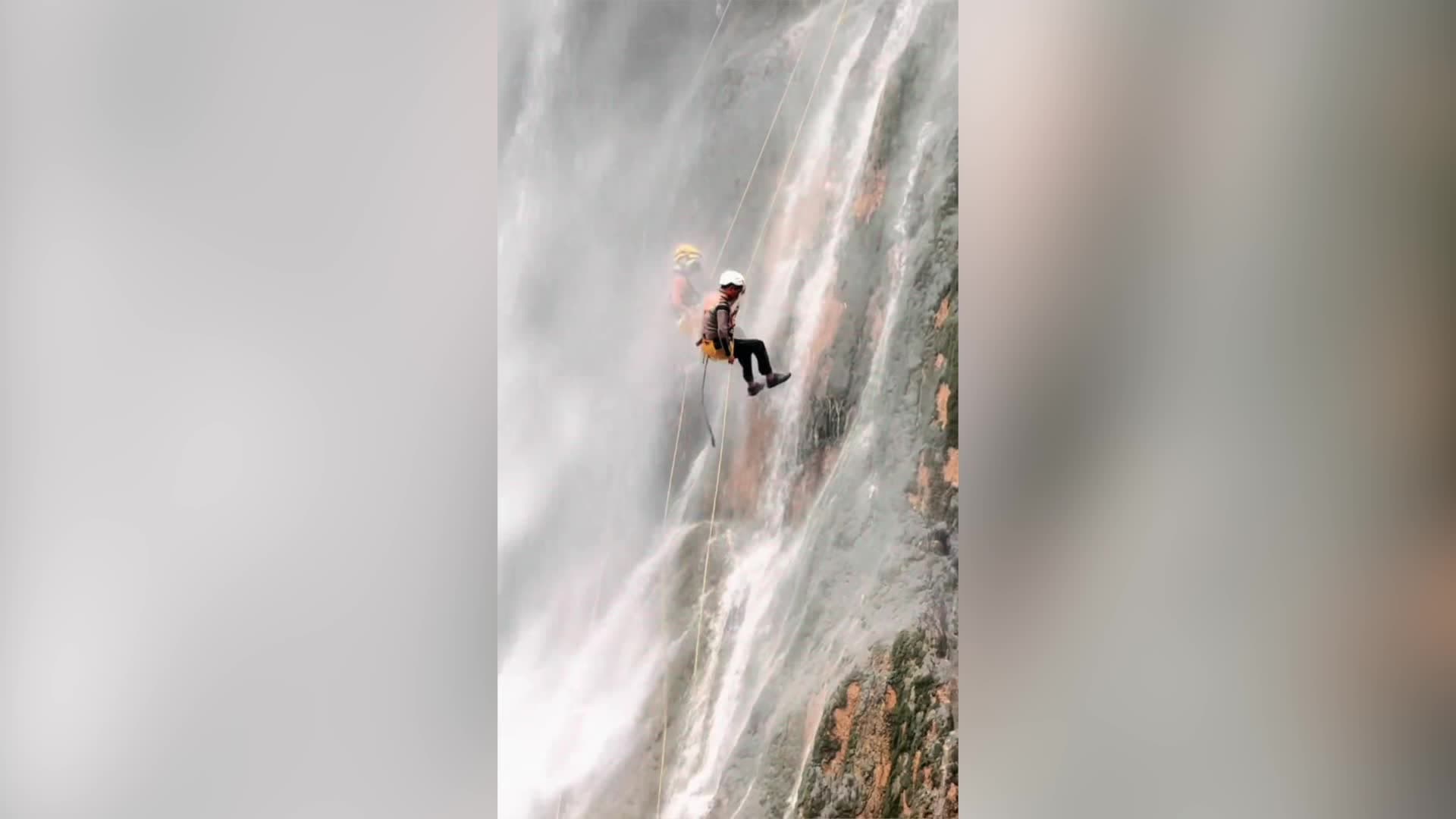 ท้าให้ลอง! กิจกรรมผจญภัย 'โรยตัวฝ่าน้ำตก' สุดโลดโผนในกุ้ยโจว