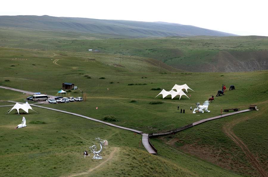 เทือกเขาคุนหลุน' ในซินเจียง ต้อนรับผู้คนหลบร้อนคึกคัก