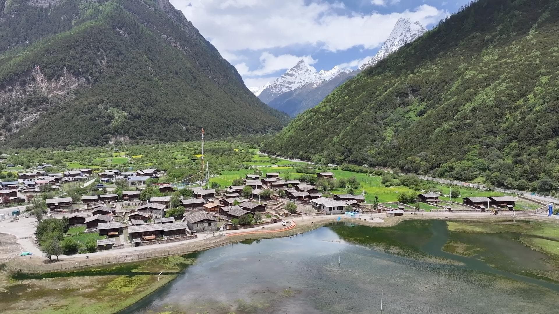 ทิเบตอนุรักษ์ 'หมู่บ้านโบราณ' ใกล้ทะเลสาบ จุดขายดึงนักท่องเที่ยว