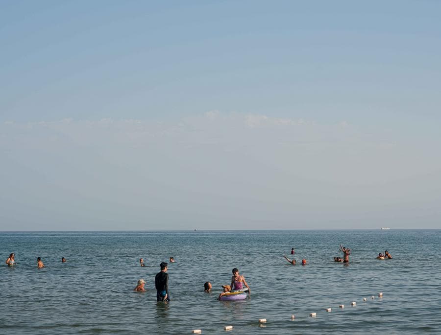 ผู้คนเล่นน้ำกลาง 'ทะเลสาบอิสสิก-กุล' ในคีร์กีซสถาน