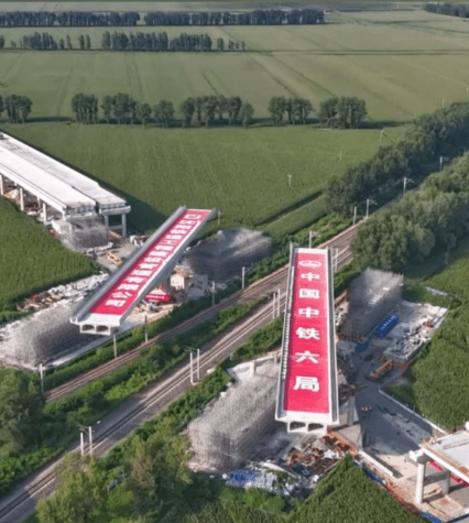 จีนหมุนสะพานหนักหมื่นกว่าตัน เข้าสู่ตำแหน่งอย่างแม่นยำใน 35 นาที