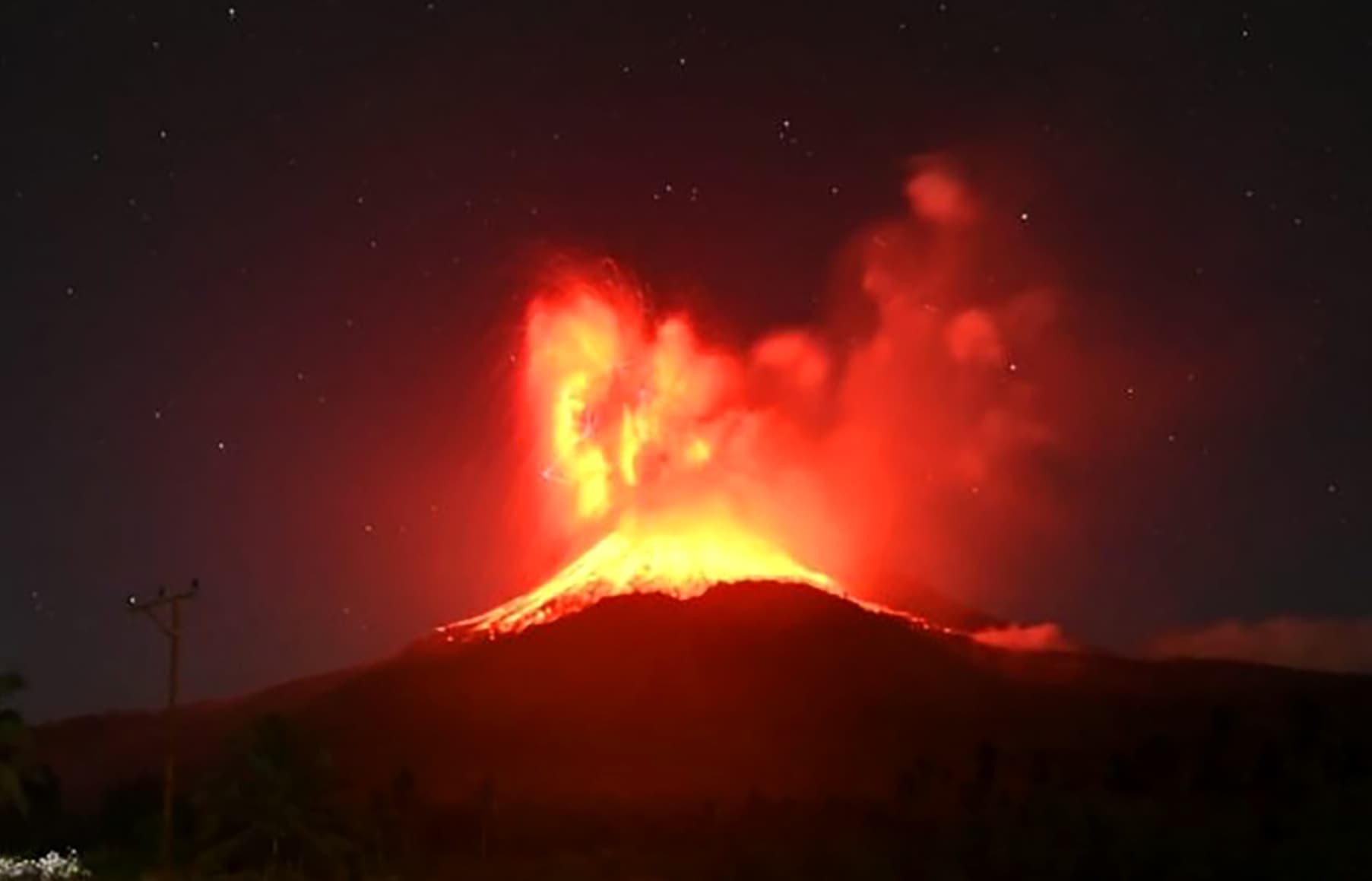 ภูเขาไฟเลอโวโตบี ลากิ-ลากิ ปะทุซ้ำในอินโดนีเซีย พ่นเถ้าถ่านสูงถึง 18 กม.