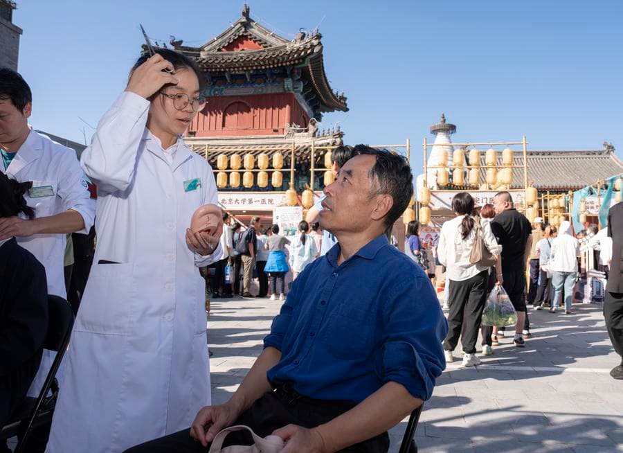 นิทรรศการ 'แพทย์แผนจีน-วัฒนธรรม' ดึงดูดผู้สนใจร่วมชมในปักกิ่ง