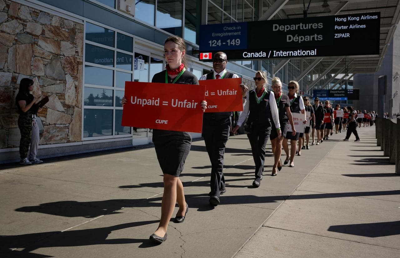 ลูกเรือ 'แอร์แคนาดา' 99% โหวตคว่ำข้อเสนอขึ้นค่าจ้างจากบริษัท