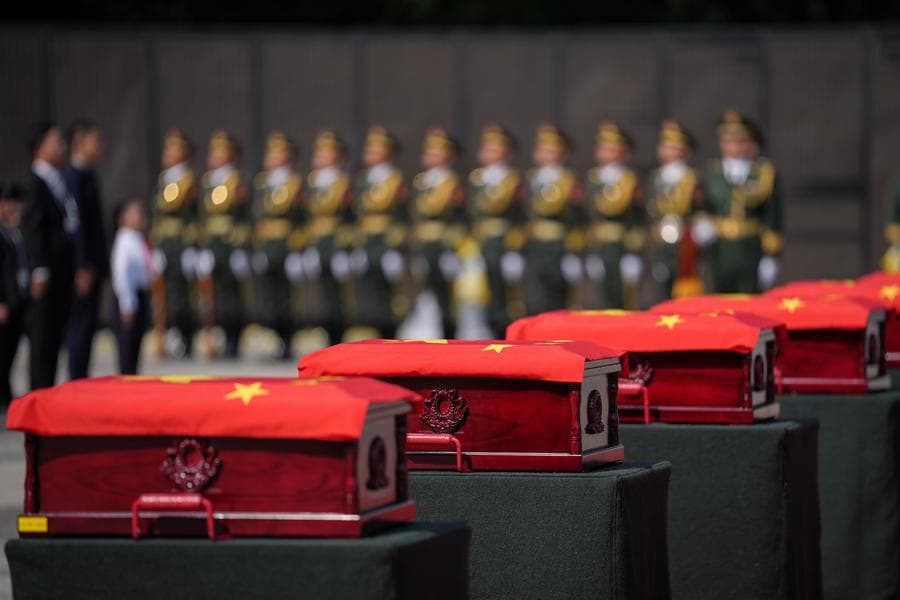 จีนจัดพิธีฝังหีบศพ 'วีรชนจีน' ร่วมรบ 'สงครามเกาหลี' 30 นาย