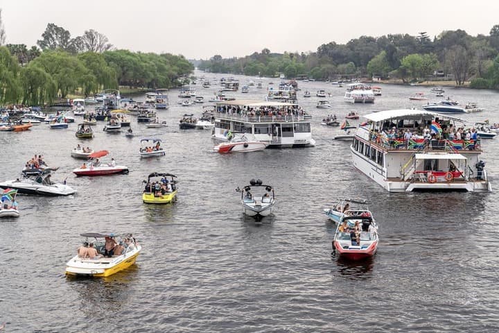 ฝูงเรือน้อยใหญ่ฉลอง 'ฤดูล่องเรือหน้าร้อน' สุดฮิตในแอฟริกาใต้