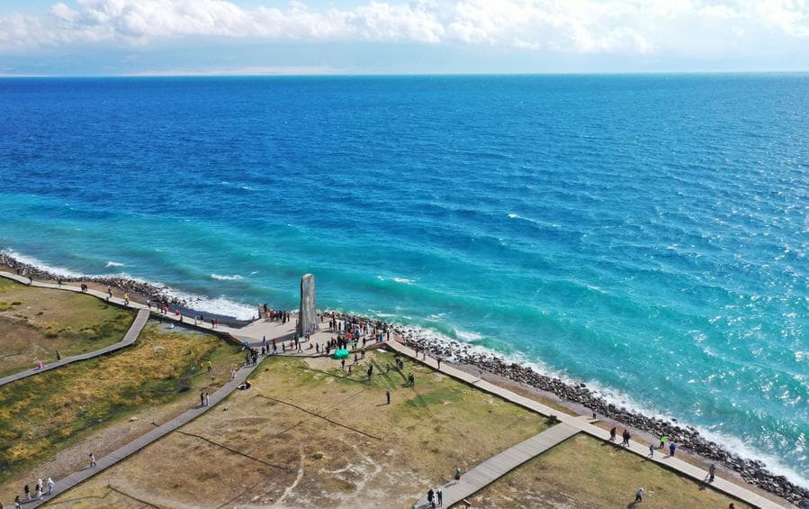 นทท.เยือนยล 'ทะเลสาบไซ่หลี่มู่' สวยชวนฝันในซินเจียง