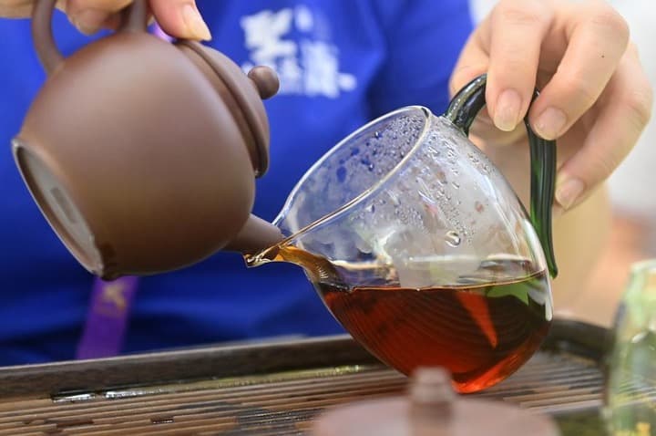 จิบ 'ชาลิ่วเป่า' กลิ่นหอมเตะจมูกในงานแสดงสินค้าจีน-อาเซียน ครั้งที่ 22