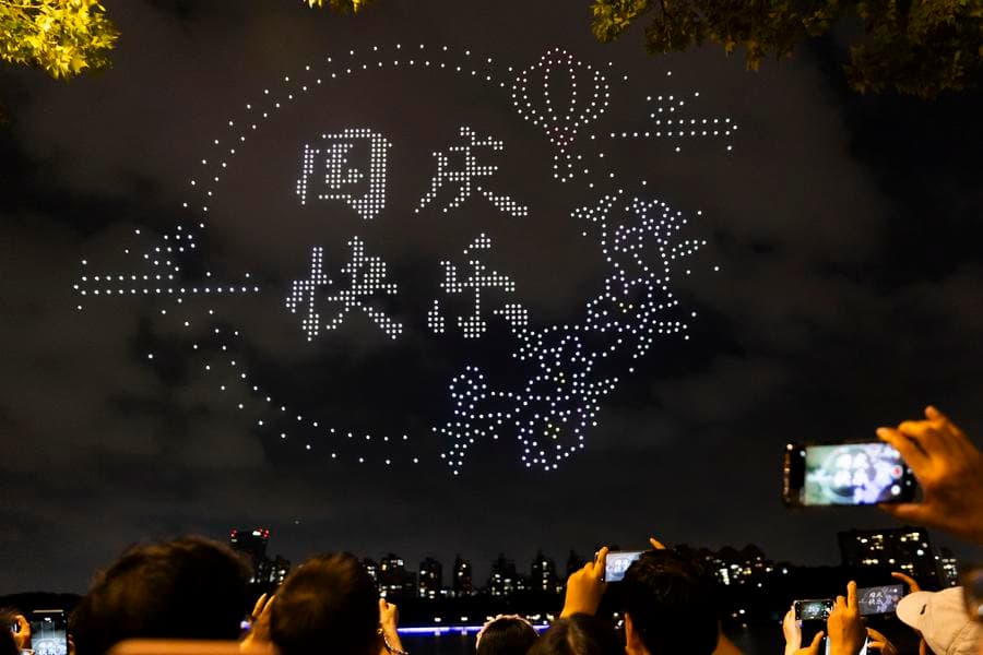 โดรนแปรขบวนโชว์แสงสี รับวันชาติจีนในเซี่ยงไฮ้