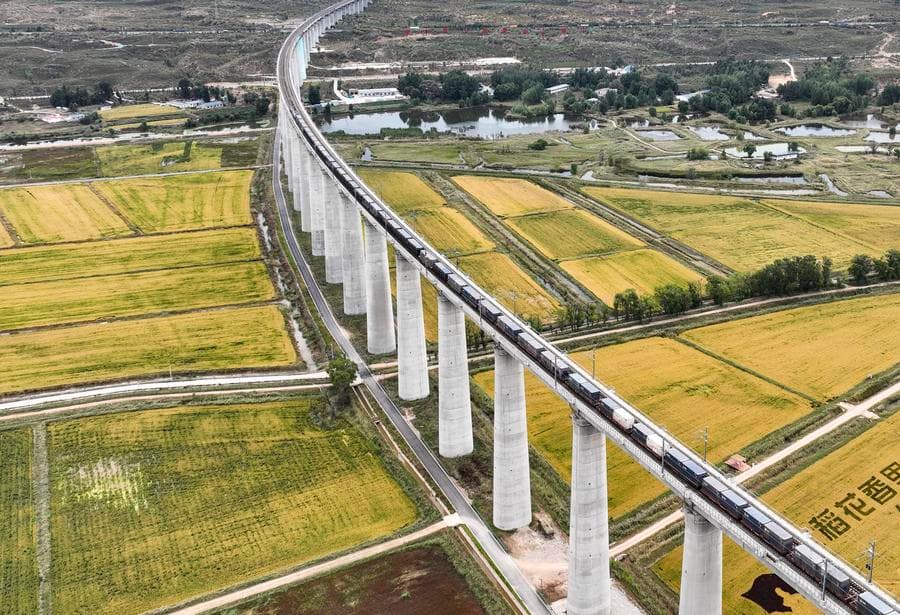 งานศิลปะประดับวิว 'ทุ่งนา' ในมองโกเลียใน