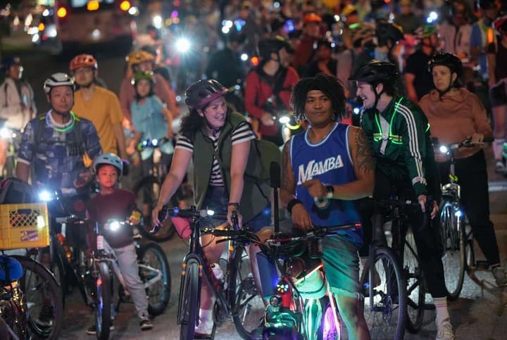 กลุ่มนักปั่นจักรยานร่วม 'ปั่นท่องราตรี' ทัวร์แวนคูเวอร์ยามค่ำคืน