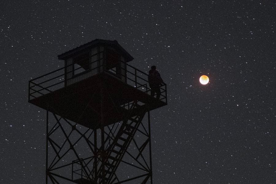 ศึกษาชี้ การวัดคลื่นวิทยุจาก 'ดวงจันทร์' อาจช่วยไขปริศนา 'สสารมืด