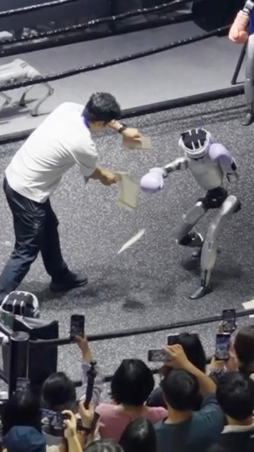 หักครึ่ง! หุ่นยนต์ฮิวแมนนอยด์โชว์ 'ชกแผ่นไม้' ในหางโจว