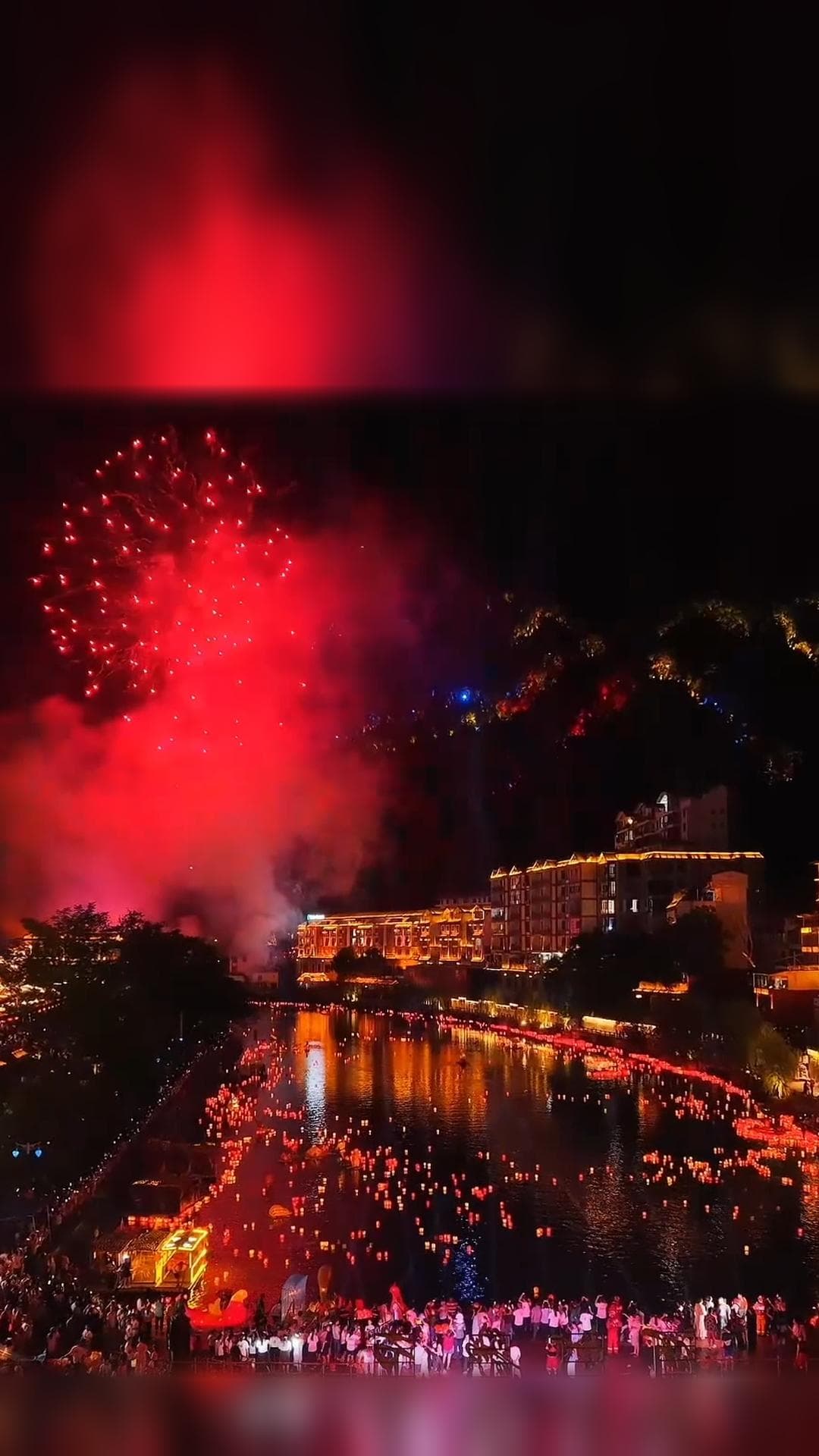 แสงสี 'โคมไฟ-พลุ-โดรน' ประดับผืนฟ้า-ริมน้ำในกุ้ยหลิน