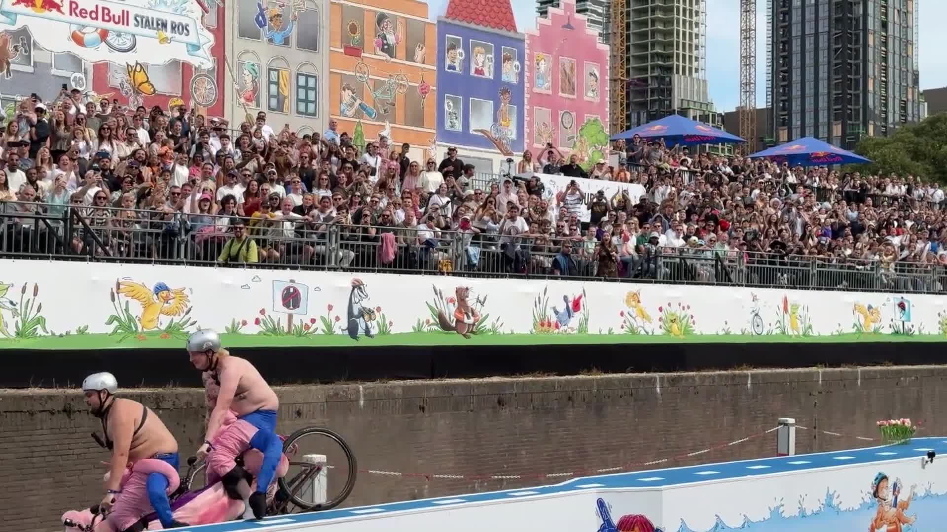 คู่หูนักปั่นขี่ 'จักรยานประดิษฐ์' สุดแปลก ขโมยซีนงานแข่งในเนเธอร์แลนด์