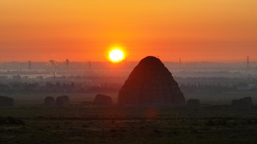 ทิวทัศน์ 'สุสานจักรพรรดิซีเซี่ย' ยามรุ่งอรุณในหนิงเซี่ย