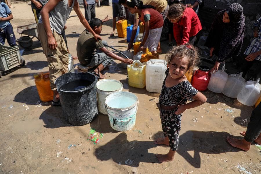 ชาวปาเลสไตน์ตักตุน 'น้ำ' กิน-ใช้ ท่ามกลางความกระหายคุกคามในกาซา