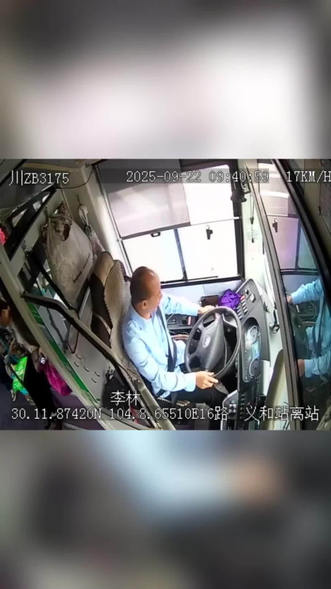 สปิริตคนขับ! คุมรถหยุดจอดปลอดภัย แม้กระจกแตกใส่หน้า-ดวงตา