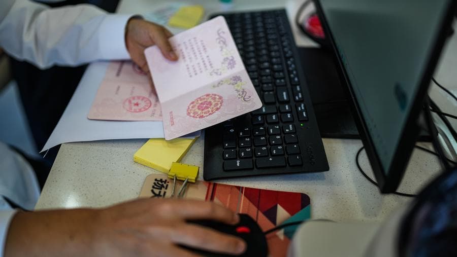 รักเธอตลอดชีวิต! บ่าวสาวจูงมือจดทะเบียนสมรสใกล้ 'สะพานสูงสุดในโลก' ในกุ้ยโจว