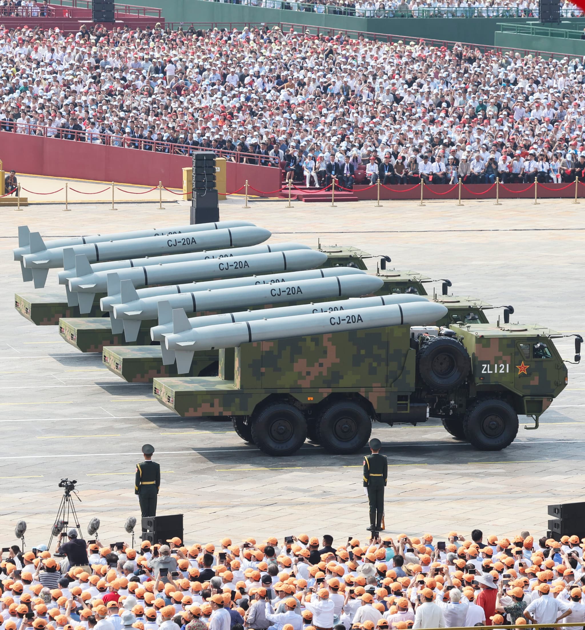 จีนเผยโฉม 'ขีปนาวุธร่อน' หลากรุ่นในพิธีสวนสนามวันแห่งชัยชนะ