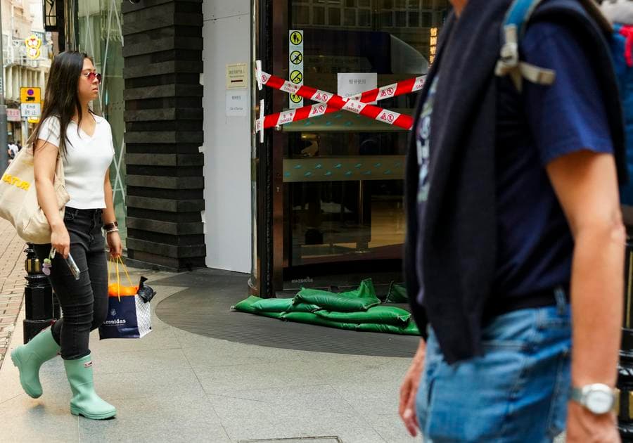 ฮ่องกงเตือนภัยไต้ฝุ่นระดับ 8 รับมือ 'ไต้ฝุ่นรากาซา' พัดถล่ม