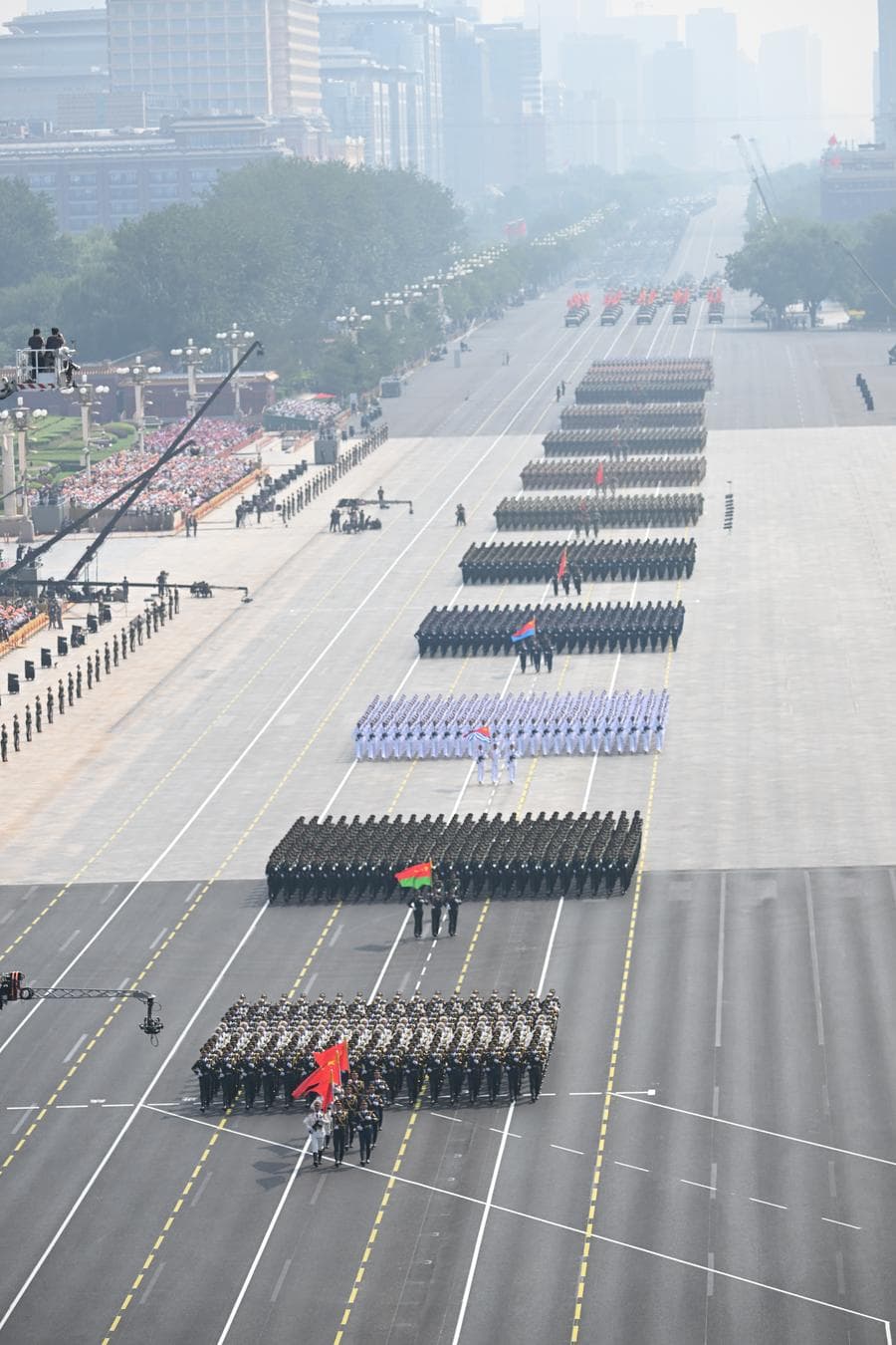 กองกำลังเคลื่อนพลผ่าน 'จัตุรัสเทียนอันเหมิน' ในพิธีสวนสนามวันแห่งชัยชนะ