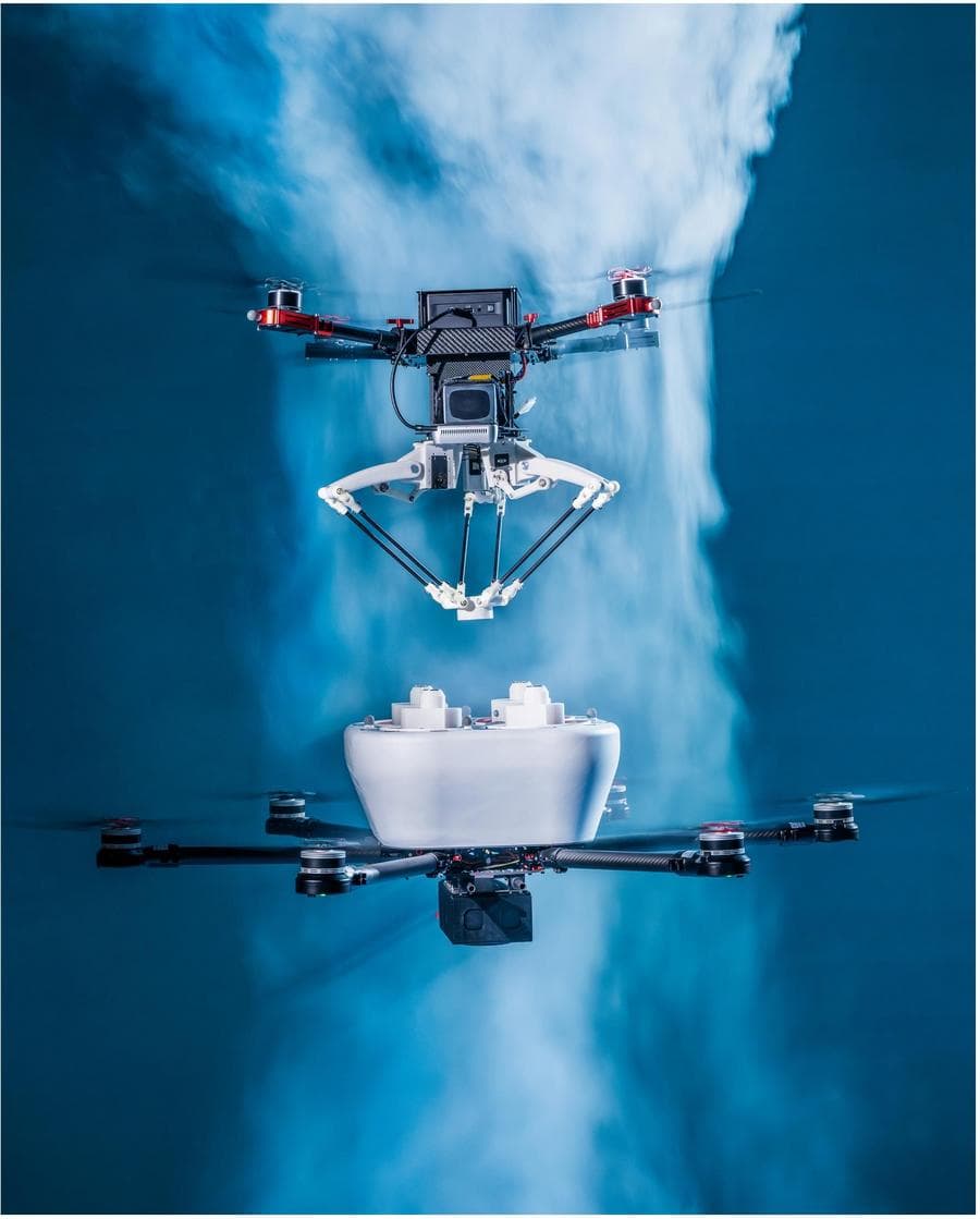 ทีมวิศวกรจีนทดสอบบิน 'โดรน' ซ้อนหลายลำกลางลมแรง