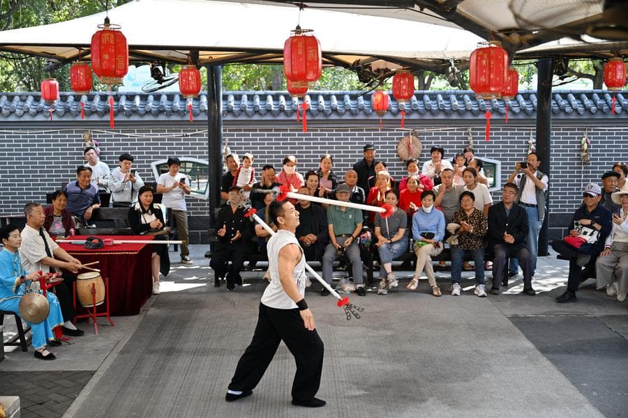 เที่ยวสวนสนุก 'กายกรรม' ชมสารพัดโชว์แปลกตาในอู๋เฉียว