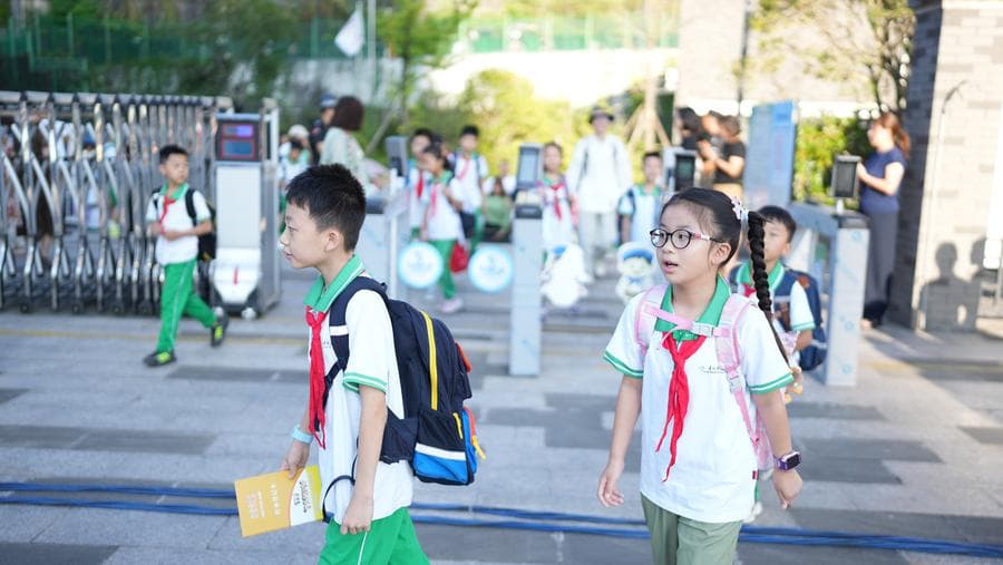 เด็กนักเรียนยิ้มแย้มรับภาคการศึกษาใหม่ในกุ้ยโจว