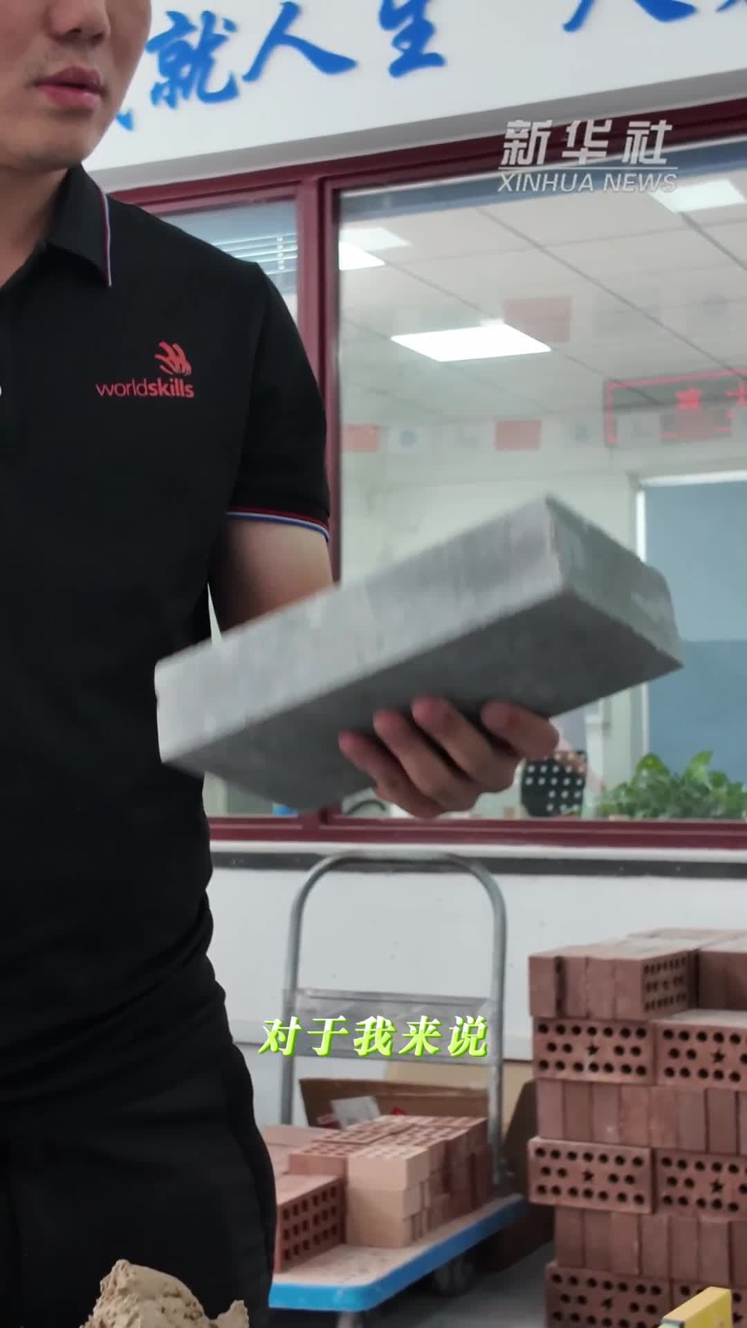 จากแชมป์โลกสู่แท่นสอน 'ก่ออิฐ' อาจารย์หนุ่มส่งต่อทักษะในเทียนจิน