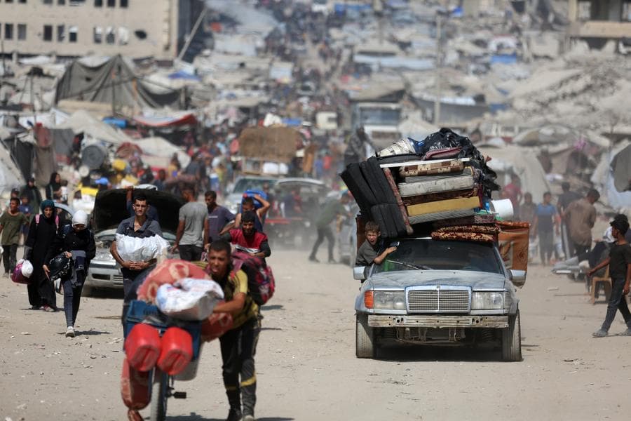 เด็กปาเลสไตน์นั่งบนรถยนต์ อพยพหนีการสู้รบในกาซาซิตี