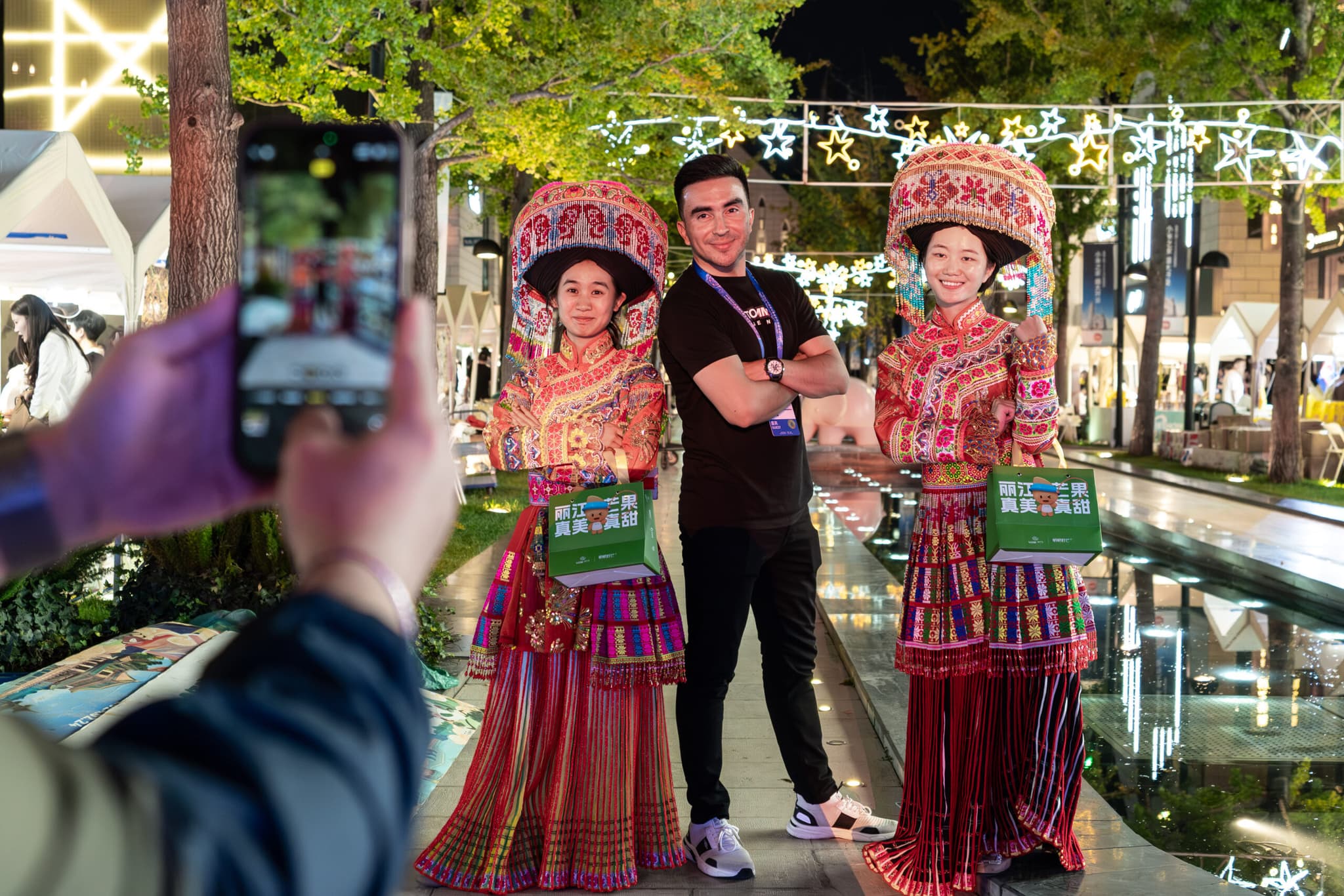 ผู้คนร่วมกิจกรรม 'ค่ำคืนกลุ่มประเทศโลกใต้' ในคุนหมิง