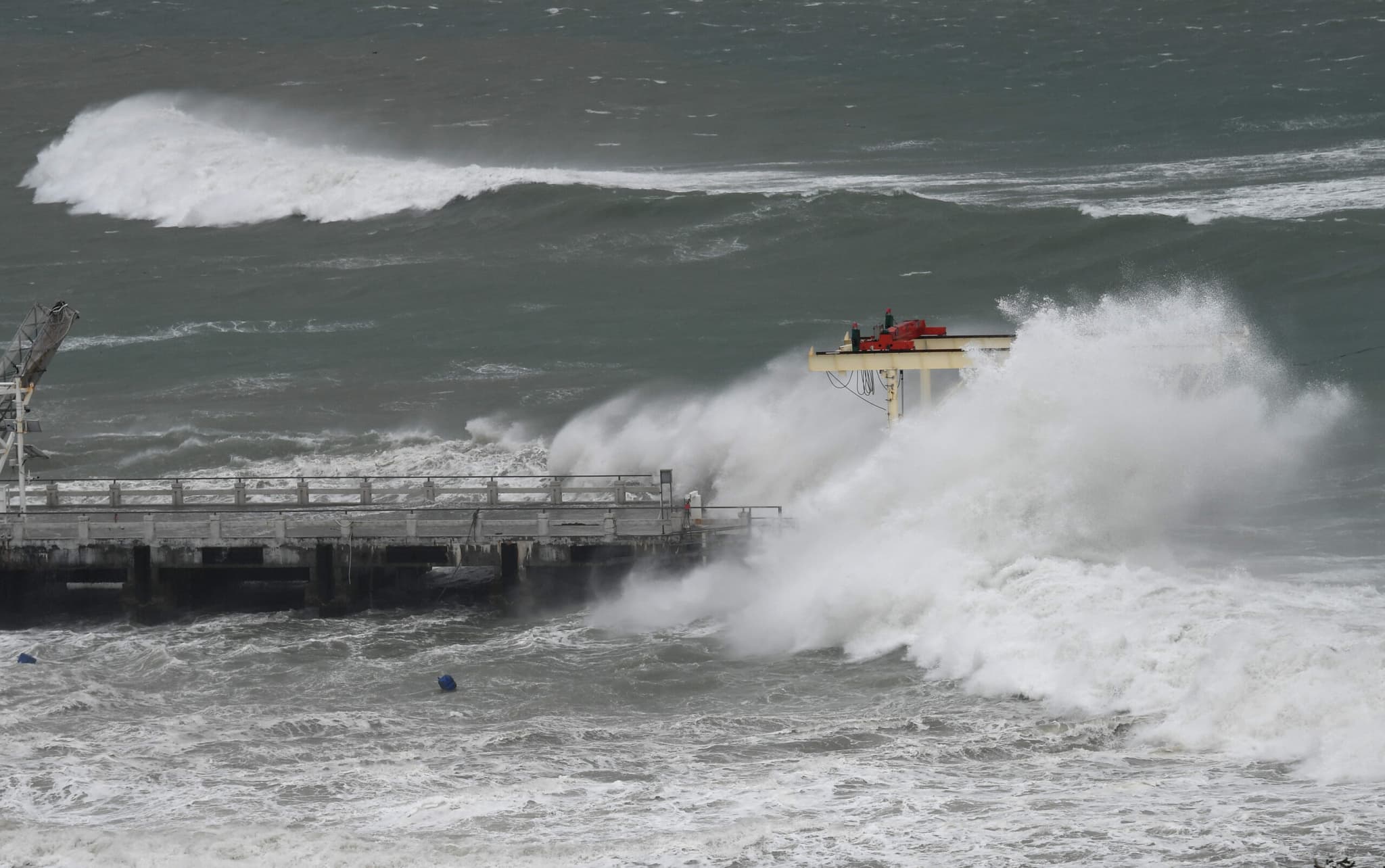 เมืองซานย่าในไหหลำ จับตา 'ไต้ฝุ่นบัวลอย' พัดผ่านเข้าใกล้