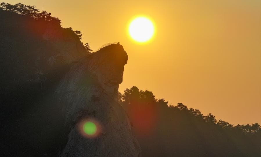 แสงอาทิตย์ยามเช้าขับเน้น 'หินทรงแปลกตา' ในหูเป่ย