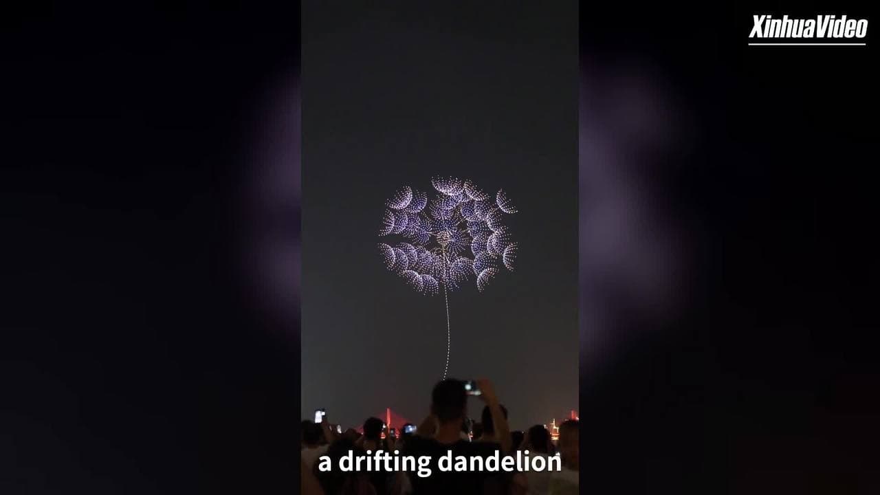 ทัพโดรน 5 พันลำแปรขบวนสร้างรูป 'แดนดิไลออน-กาแล็กซี' กลางฟ้าในหนานชาง