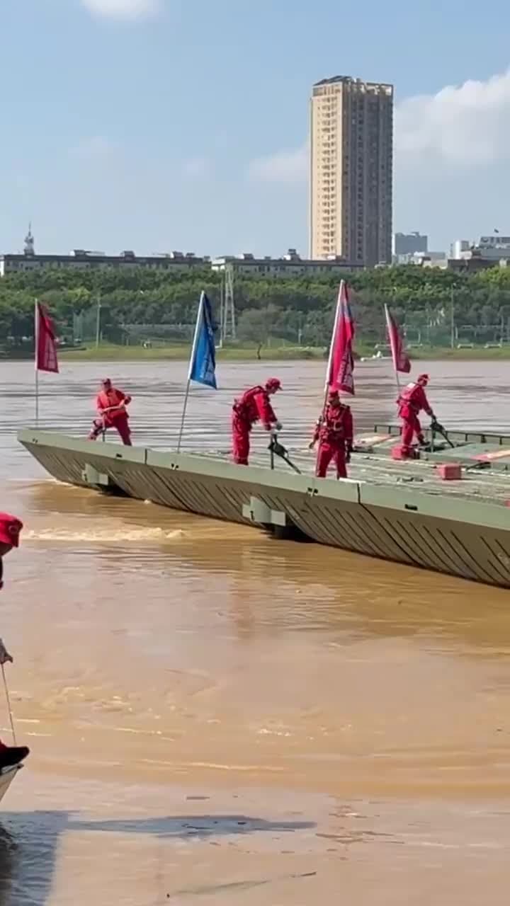 รถขุดสะเทินน้ำสะเทินบก สะพานจากเรือท้องแบน ช่วยคุมน้ำหลากในกว่างซี