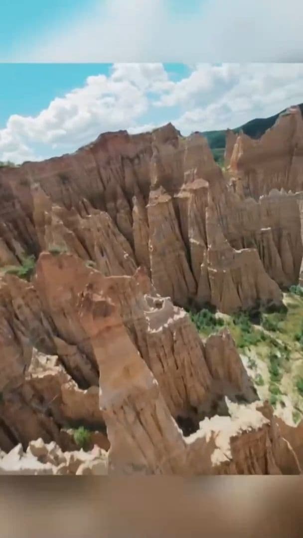 เหาะเหินสำรวจภูมิทัศน์ 'ป่าหินหยวนโหมว' โดดเด่นในยูนนาน