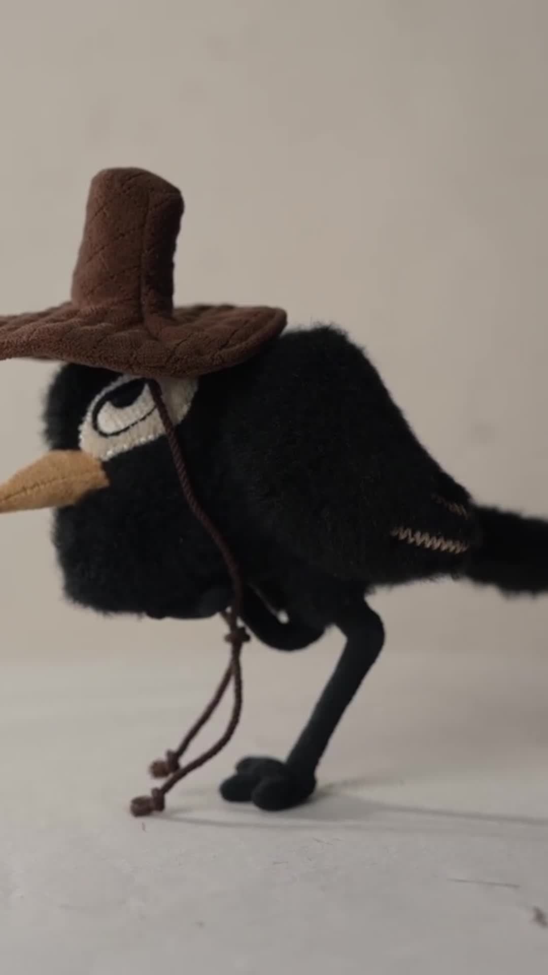 ตุ๊กตาสัตว์จากภาพวาดโบราณ จุดเด่นที่ดวงตา 'มองบน' ชวนขำ