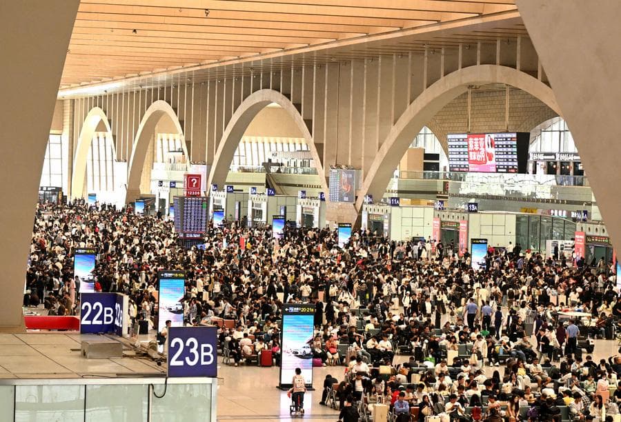 ชาวจีนแห่เดินทาง 'หยุดยาววันชาติ' วันแรกคึกคัก