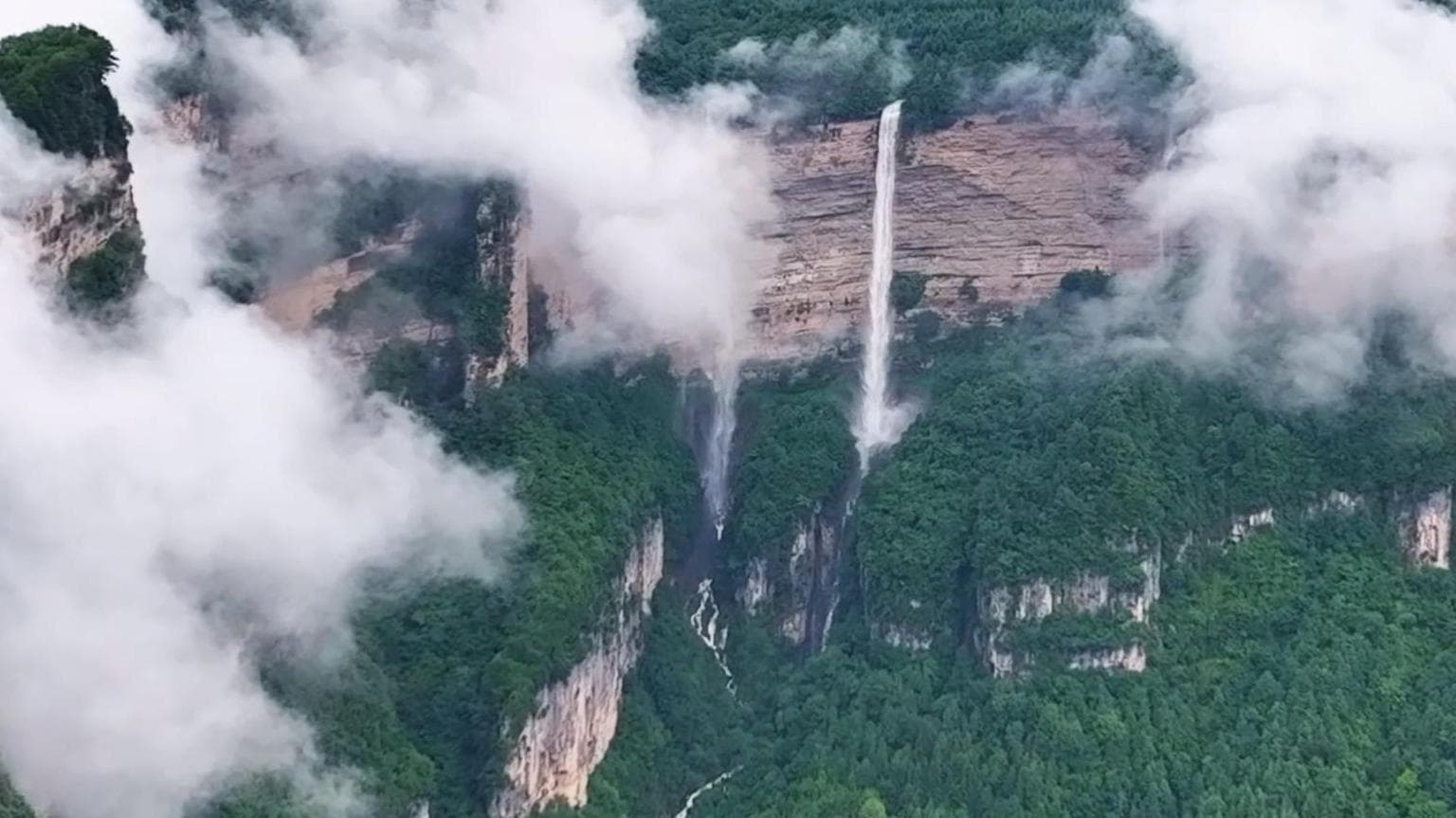 มหัศจรรย์ธรรมชาติ 'หนึ่งหุบเขา สิบน้ำตก' สุดตระการตาในเสฉวน