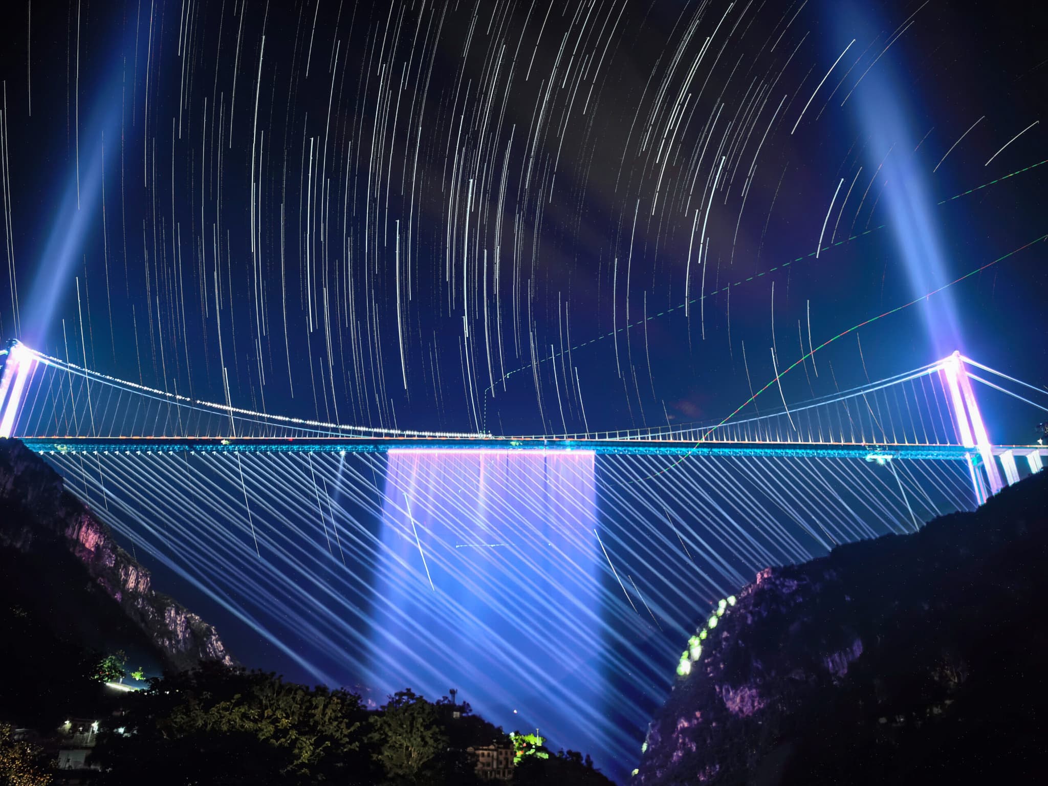 โชว์แสงสีอลังที่ 'สะพานสูงสุดในโลก' ในกุ้ยโจว